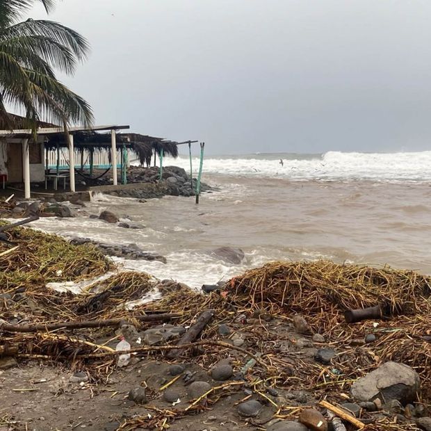 Huracan Simon pone en alerta a estados de Michoacán, Colima y Jalisco